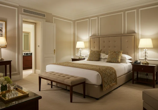 넓은 객실에 큰 퀸 또는 킹 사이즈 침대가 놓여 있음