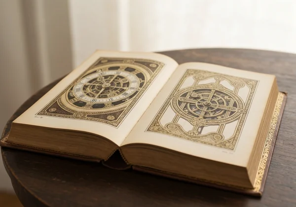 Person using an online bed size recommendation tool